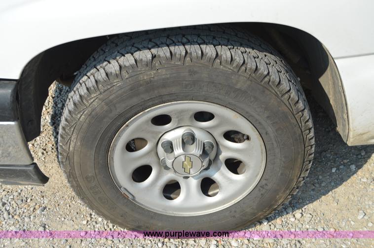 image for item H2886 2007 Chevrolet Silverado 1500 pickup truck