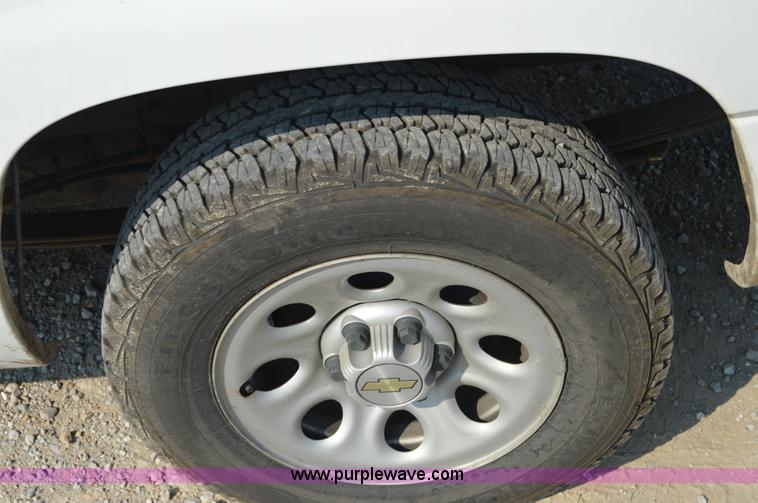 image for item H2886 2007 Chevrolet Silverado 1500 pickup truck