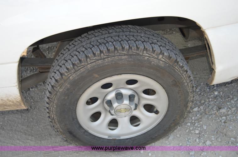 image for item H2886 2007 Chevrolet Silverado 1500 pickup truck