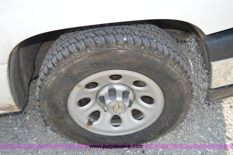 image for item H2886 2007 Chevrolet Silverado 1500 pickup truck