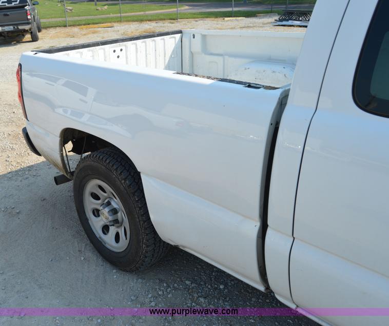 image for item H2886 2007 Chevrolet Silverado 1500 pickup truck