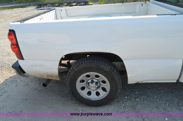 image for item H2886 2007 Chevrolet Silverado 1500 pickup truck