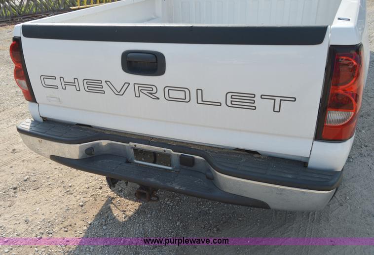 image for item H2886 2007 Chevrolet Silverado 1500 pickup truck