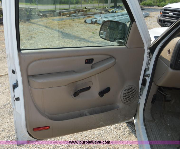 image for item H2886 2007 Chevrolet Silverado 1500 pickup truck