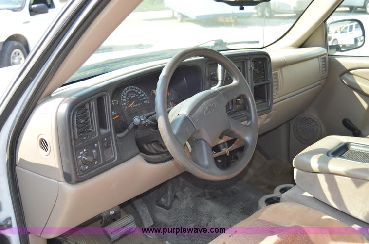 image for item H2886 2007 Chevrolet Silverado 1500 pickup truck