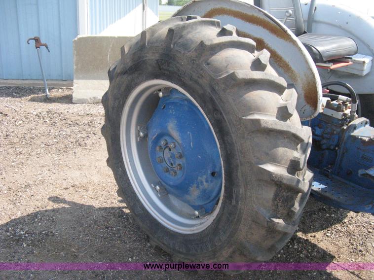 image for item H5320 1973 Ford 3000 tractor