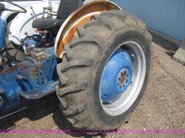 image for item H5320 1973 Ford 3000 tractor