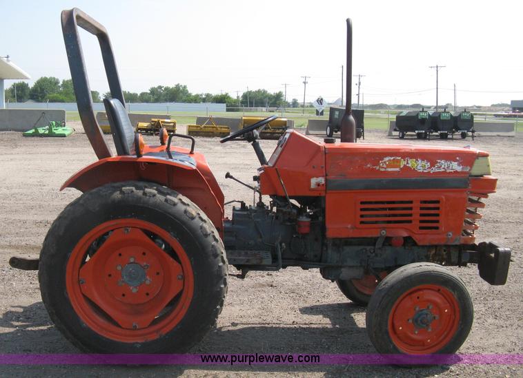 image for item H5321 1989 Kubota 2050 tractor