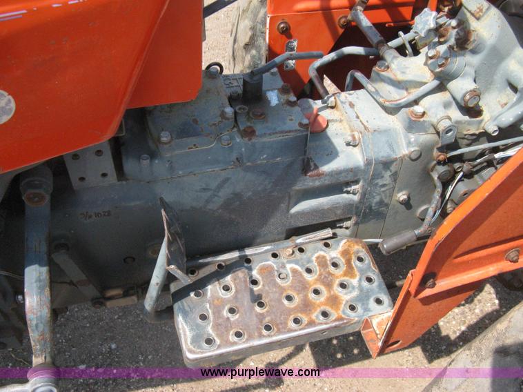 image for item H5321 1989 Kubota 2050 tractor