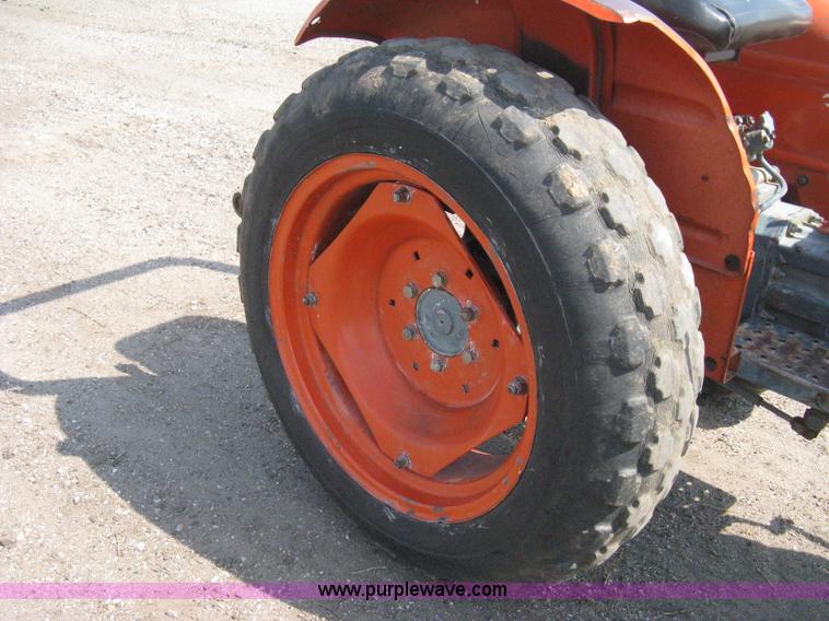 image for item H5321 1989 Kubota 2050 tractor