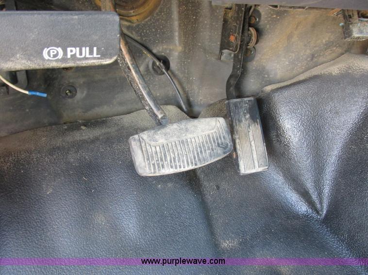 image for item I6216 2000 Ford F350 Super Duty XL SuperCab service truck with crane