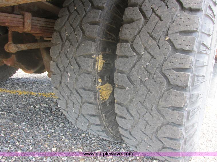 image for item I6217 2000 Ford F350 Super Duty XL SuperCab service truck with crane