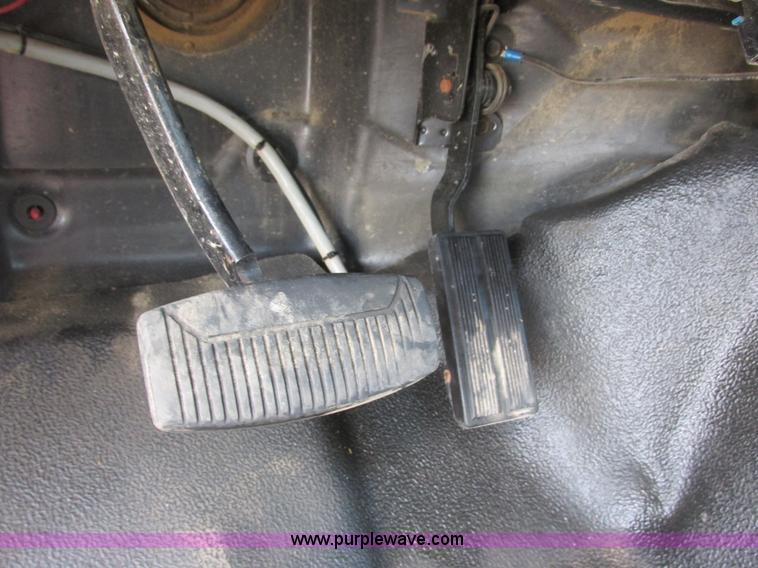 image for item I6217 2000 Ford F350 Super Duty XL SuperCab service truck with crane