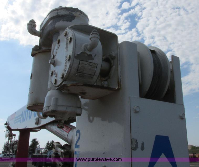 image for item I6217 2000 Ford F350 Super Duty XL SuperCab service truck with crane