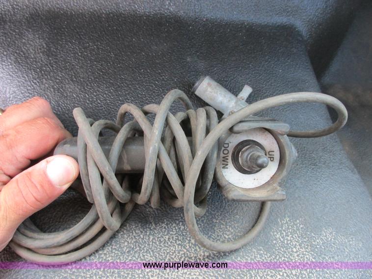 image for item I6217 2000 Ford F350 Super Duty XL SuperCab service truck with crane