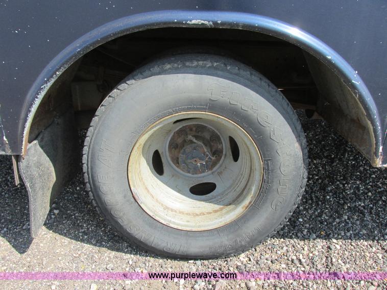 image for item I6218 2001 Ford F350 Super Duty XL SuperCab service truck with crane