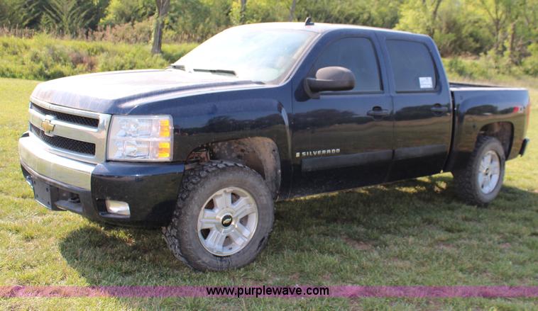 image for item J1065 2007 Chevrolet Silverado 1500 Z71 Crew Cab pickup truck