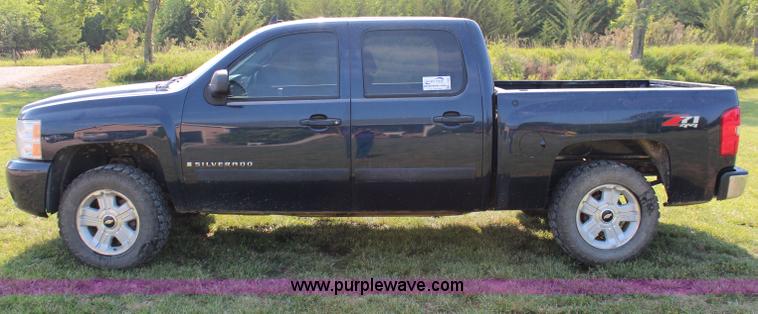 image for item J1065 2007 Chevrolet Silverado 1500 Z71 Crew Cab pickup truck