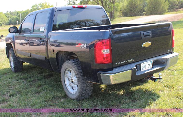 image for item J1065 2007 Chevrolet Silverado 1500 Z71 Crew Cab pickup truck