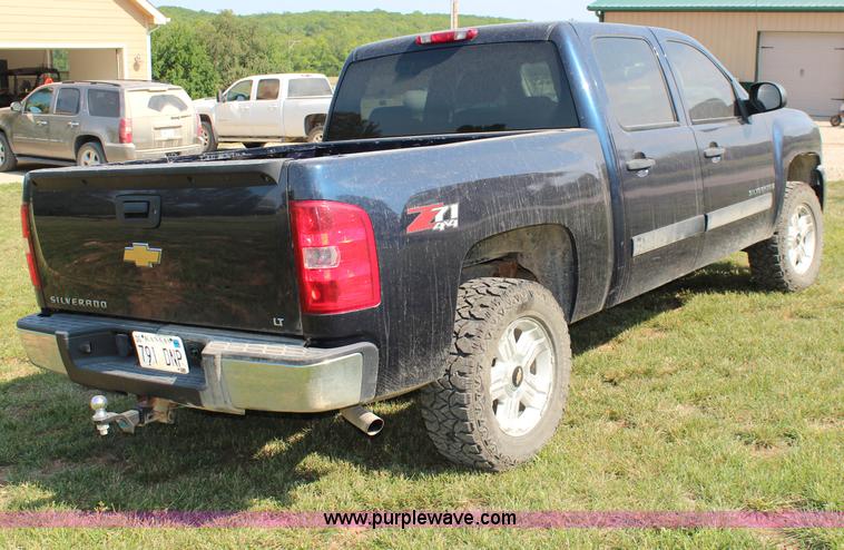 image for item J1065 2007 Chevrolet Silverado 1500 Z71 Crew Cab pickup truck