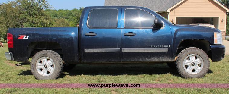 image for item J1065 2007 Chevrolet Silverado 1500 Z71 Crew Cab pickup truck