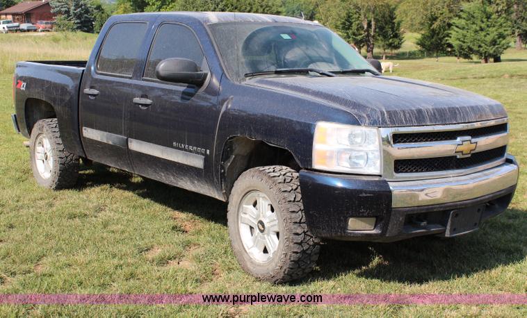 image for item J1065 2007 Chevrolet Silverado 1500 Z71 Crew Cab pickup truck