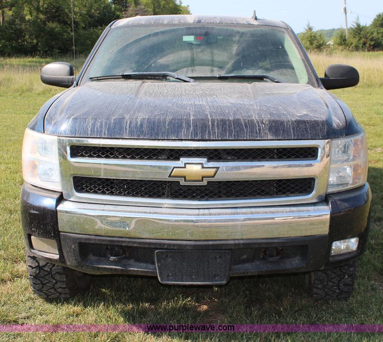 image for item J1065 2007 Chevrolet Silverado 1500 Z71 Crew Cab pickup truck