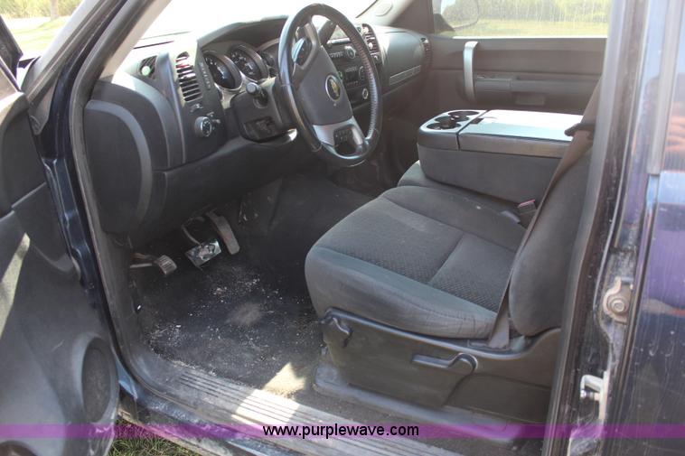 image for item J1065 2007 Chevrolet Silverado 1500 Z71 Crew Cab pickup truck