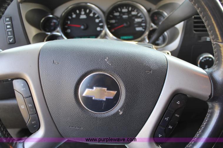 image for item J1065 2007 Chevrolet Silverado 1500 Z71 Crew Cab pickup truck