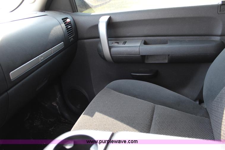 image for item J1065 2007 Chevrolet Silverado 1500 Z71 Crew Cab pickup truck