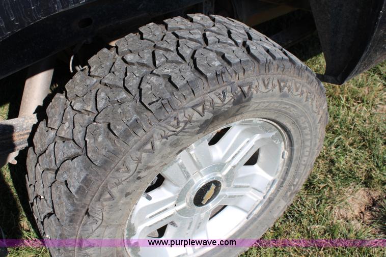 image for item J1065 2007 Chevrolet Silverado 1500 Z71 Crew Cab pickup truck