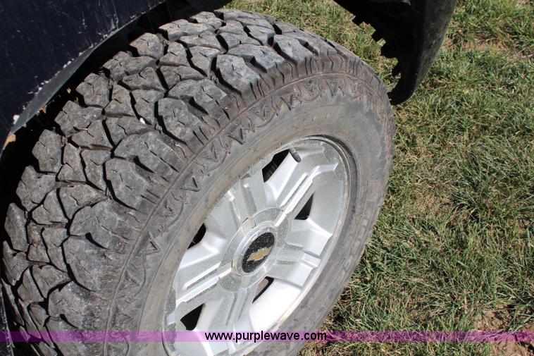 image for item J1065 2007 Chevrolet Silverado 1500 Z71 Crew Cab pickup truck