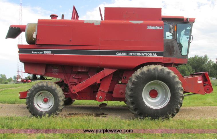 image for item A8733 1989 Case IH 1680 combine