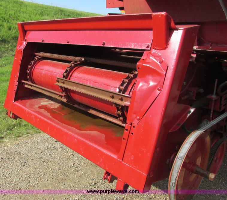 image for item A8733 1989 Case IH 1680 combine