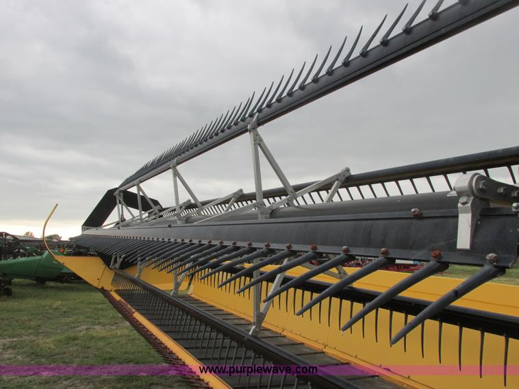 image for item A8734 2004 New Holland 94C draper head