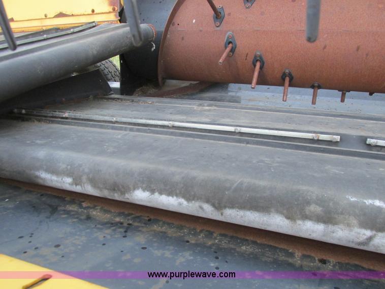 image for item A8734 2004 New Holland 94C draper head