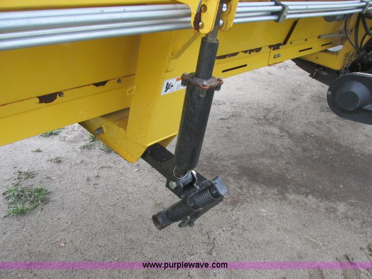 image for item A8734 2004 New Holland 94C draper head