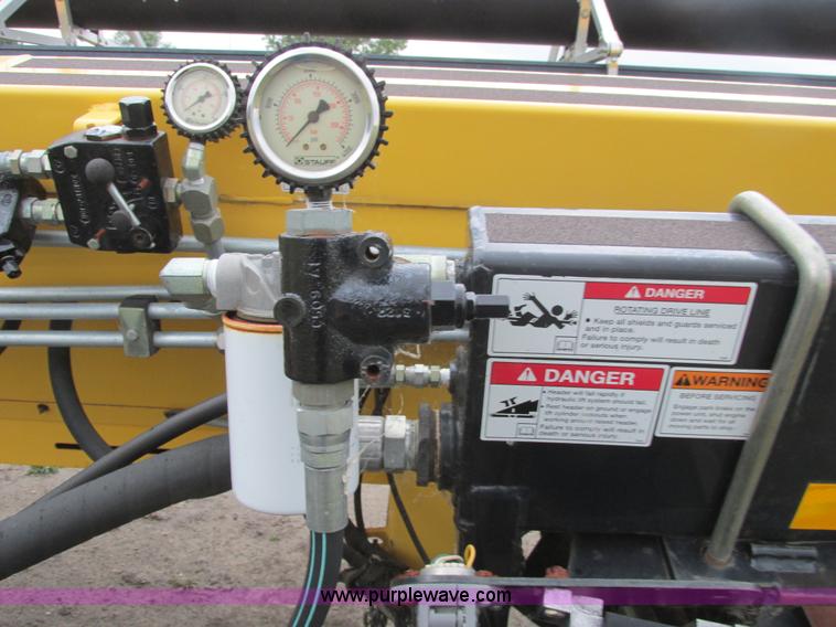 image for item A8734 2004 New Holland 94C draper head