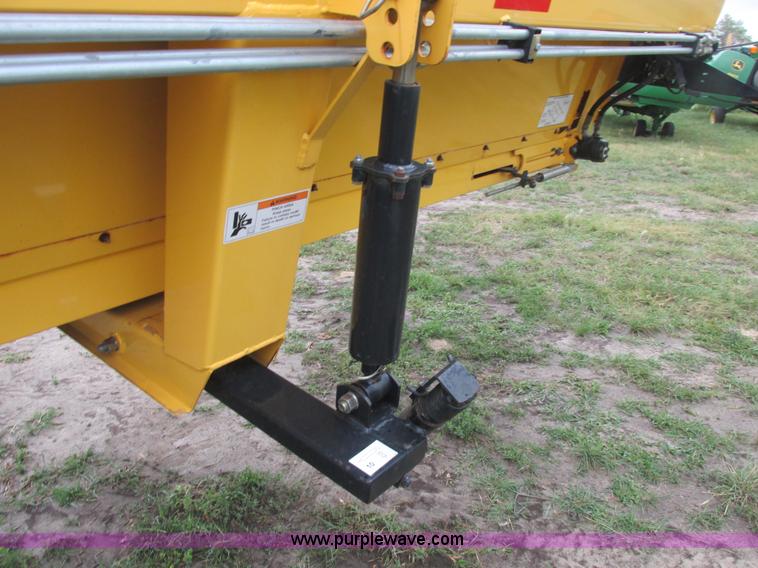 image for item A8734 2004 New Holland 94C draper head