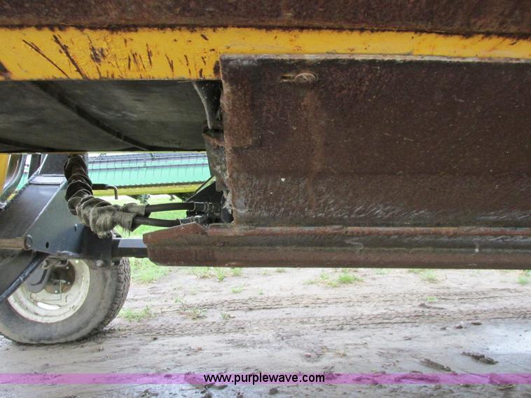 image for item A8734 2004 New Holland 94C draper head