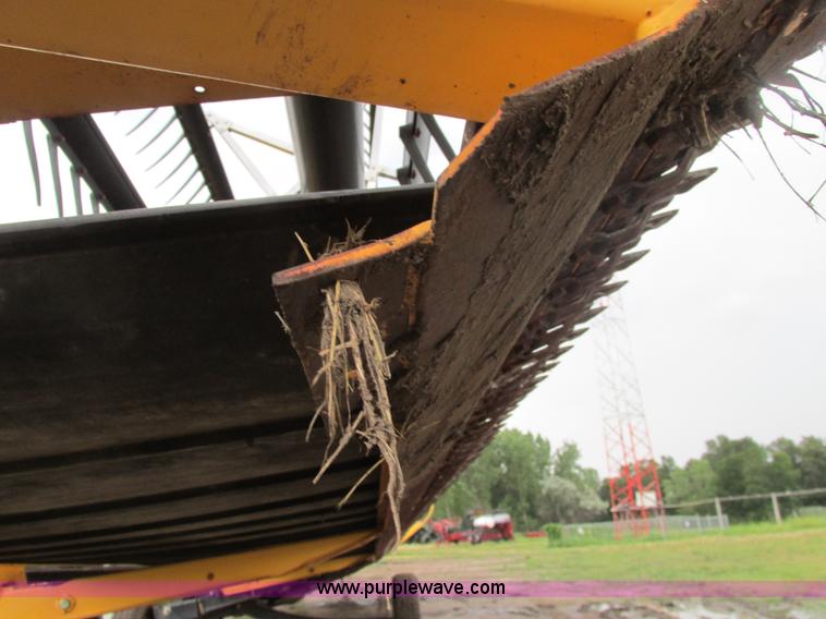 image for item A8734 2004 New Holland 94C draper head