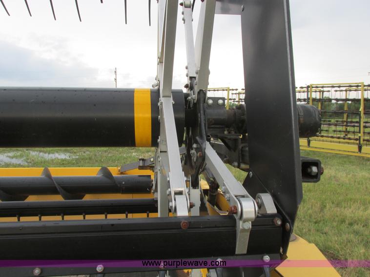 image for item A8736 2008 New Holland 94C draper head