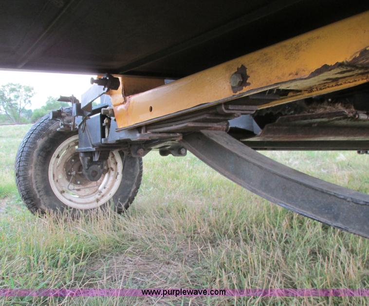 image for item A8736 2008 New Holland 94C draper head