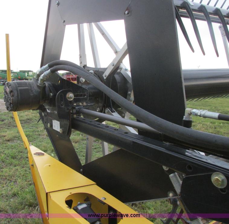 image for item A8737 2008 New Holland 94C draper head