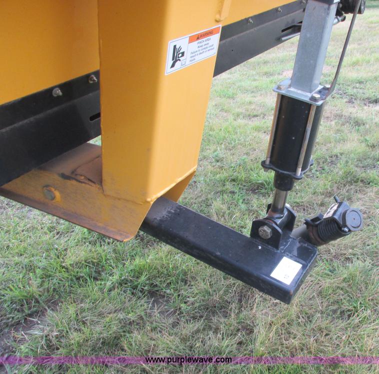 image for item A8737 2008 New Holland 94C draper head