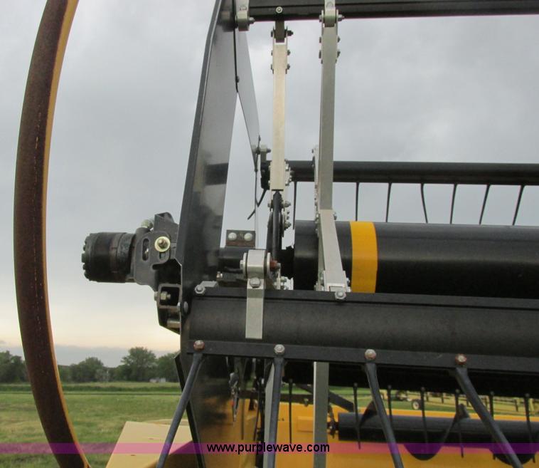 image for item A8737 2008 New Holland 94C draper head
