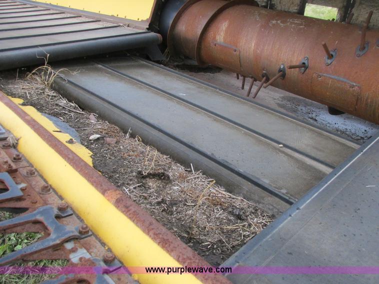 image for item A8737 2008 New Holland 94C draper head