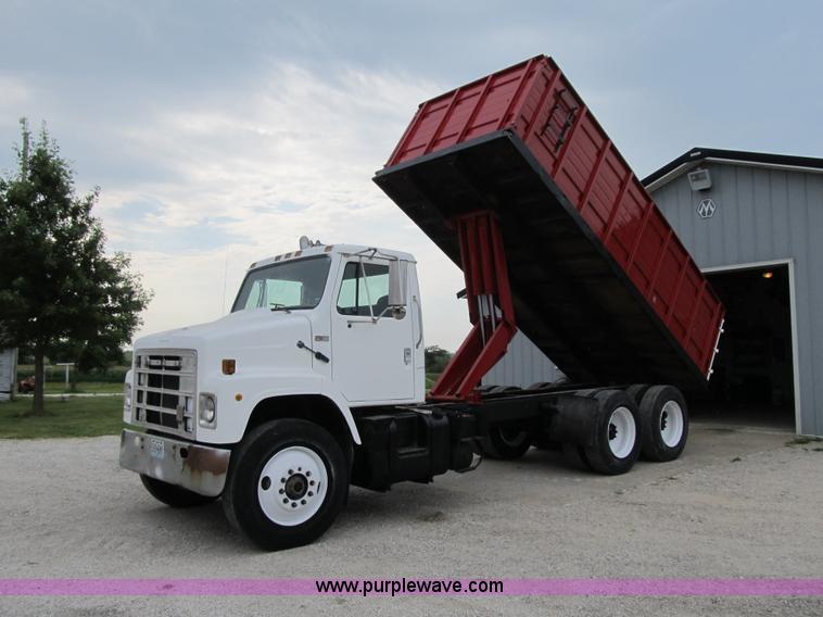 image for item AC9363 1986 International S2300 grain truck
