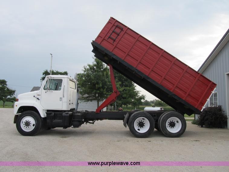 image for item AC9363 1986 International S2300 grain truck