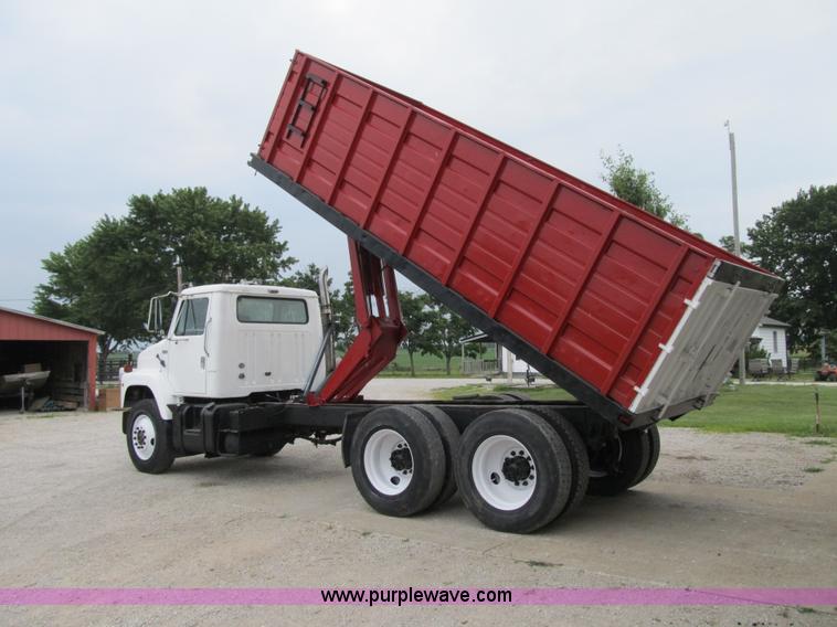 image for item AC9363 1986 International S2300 grain truck